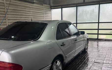 Mercedes-Benz E-Класс, 1996 год, 300 000 рублей, 3 фотография