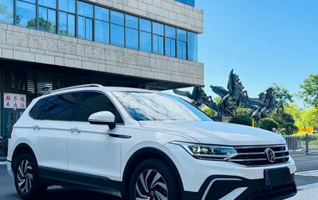 Volkswagen Tiguan II, 2022 год, 2 390 000 рублей, 3 фотография
