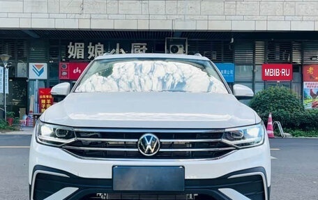 Volkswagen Tiguan II, 2022 год, 2 390 000 рублей, 2 фотография