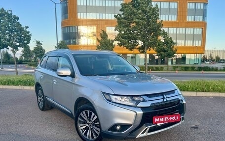 Mitsubishi Outlander III рестайлинг 3, 2020 год, 1 870 000 рублей, 3 фотография