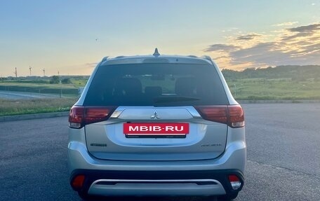 Mitsubishi Outlander III рестайлинг 3, 2020 год, 1 870 000 рублей, 5 фотография