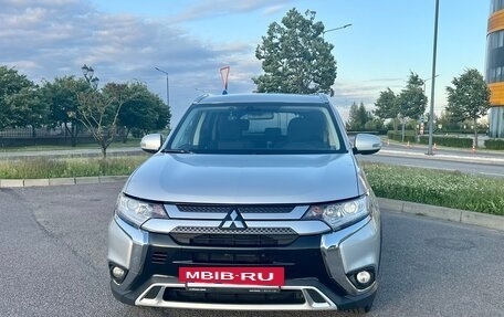 Mitsubishi Outlander III рестайлинг 3, 2020 год, 1 870 000 рублей, 2 фотография