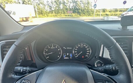 Mitsubishi Outlander III рестайлинг 3, 2020 год, 1 870 000 рублей, 16 фотография