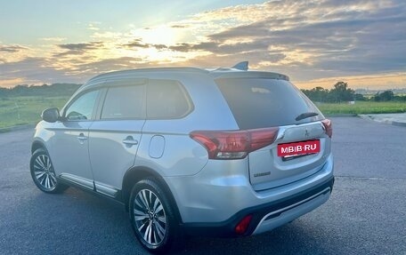 Mitsubishi Outlander III рестайлинг 3, 2020 год, 1 870 000 рублей, 6 фотография