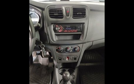 Renault Logan II, 2018 год, 684 000 рублей, 11 фотография