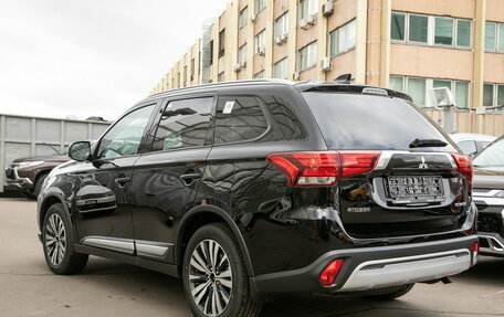 Mitsubishi Outlander III рестайлинг 3, 2022 год, 3 490 000 рублей, 4 фотография