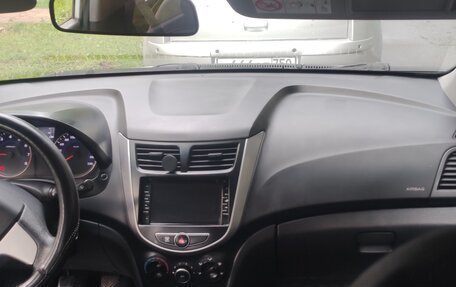 Hyundai Solaris II рестайлинг, 2015 год, 520 000 рублей, 5 фотография