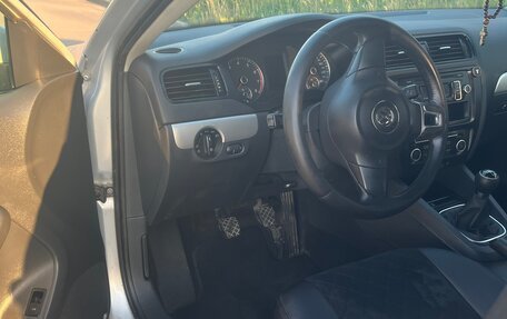 Volkswagen Jetta VI, 2011 год, 975 000 рублей, 11 фотография