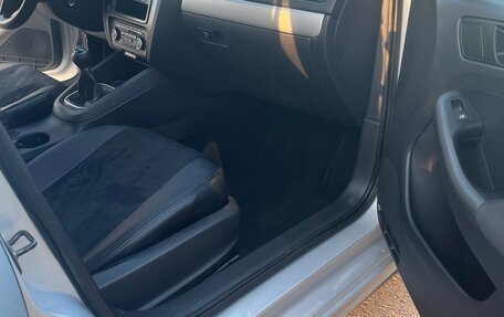 Volkswagen Jetta VI, 2011 год, 975 000 рублей, 10 фотография