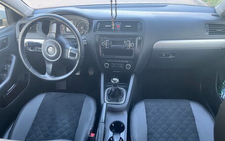 Volkswagen Jetta VI, 2011 год, 975 000 рублей, 9 фотография