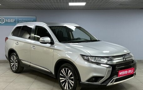 Mitsubishi Outlander III рестайлинг 3, 2019 год, 1 840 000 рублей, 3 фотография