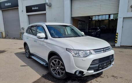 Mitsubishi Outlander III рестайлинг 3, 2014 год, 1 680 000 рублей, 2 фотография