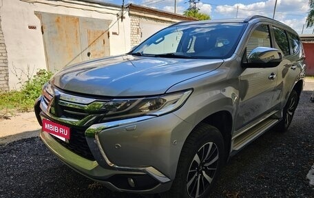 Mitsubishi Pajero Sport III рестайлинг, 2017 год, 2 990 000 рублей, 3 фотография