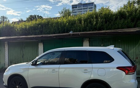 Mitsubishi Outlander III рестайлинг 3, 2018 год, 2 050 000 рублей, 7 фотография