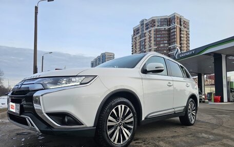 Mitsubishi Outlander III рестайлинг 3, 2019 год, 1 905 000 рублей, 3 фотография