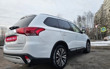 Mitsubishi Outlander III рестайлинг 3, 2019 год, 1 905 000 рублей, 2 фотография