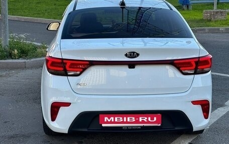 KIA Rio IV, 2018 год, 1 000 000 рублей, 2 фотография