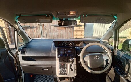 Toyota Voxy II, 2013 год, 1 999 999 рублей, 3 фотография