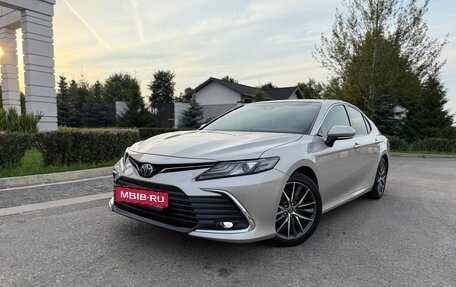Toyota Camry, 2022 год, 3 900 000 рублей, 2 фотография