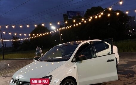 Volkswagen Polo VI (EU Market), 2015 год, 700 000 рублей, 2 фотография