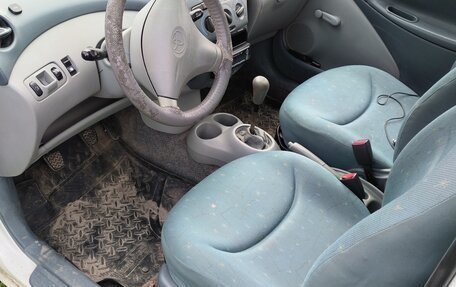 Toyota Yaris I рестайлинг, 2000 год, 200 000 рублей, 2 фотография