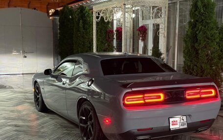 Dodge Challenger III рестайлинг 2, 2021 год, 1 800 000 рублей, 4 фотография