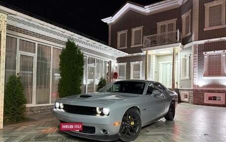 Dodge Challenger III рестайлинг 2, 2021 год, 1 800 000 рублей, 2 фотография
