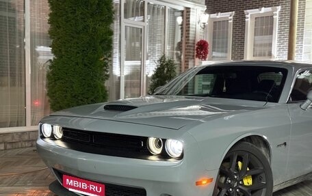 Dodge Challenger III рестайлинг 2, 2021 год, 1 800 000 рублей, 3 фотография