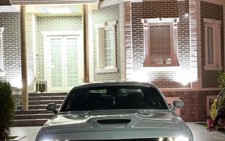 Dodge Challenger III рестайлинг 2, 2021 год, 1 800 000 рублей, 10 фотография