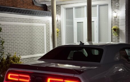 Dodge Challenger III рестайлинг 2, 2021 год, 1 800 000 рублей, 8 фотография