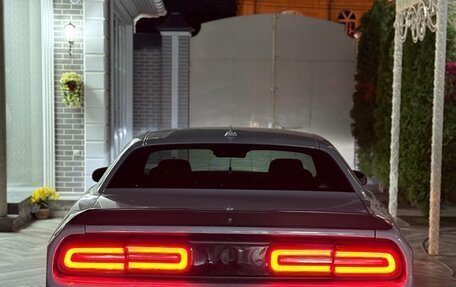 Dodge Challenger III рестайлинг 2, 2021 год, 1 800 000 рублей, 7 фотография