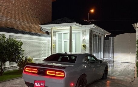 Dodge Challenger III рестайлинг 2, 2021 год, 1 800 000 рублей, 9 фотография