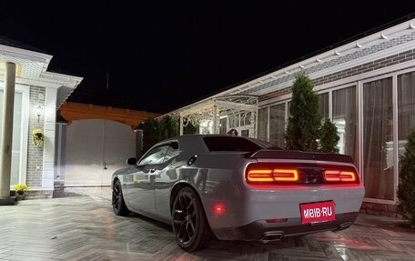 Dodge Challenger III рестайлинг 2, 2021 год, 1 800 000 рублей, 5 фотография