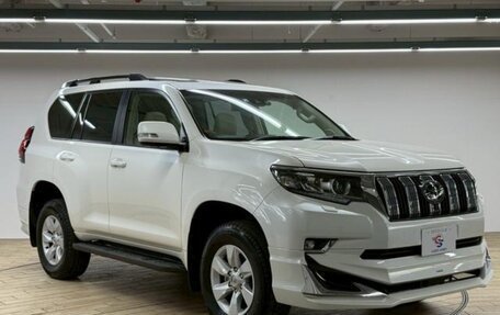 Toyota Land Cruiser Prado 150 рестайлинг 2, 2022 год, 4 030 000 рублей, 5 фотография