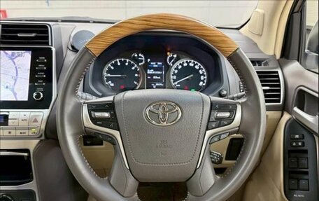 Toyota Land Cruiser Prado 150 рестайлинг 2, 2022 год, 4 030 000 рублей, 7 фотография