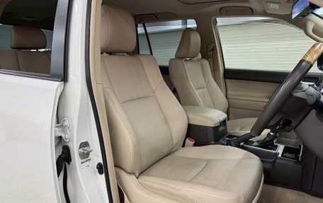Toyota Land Cruiser Prado 150 рестайлинг 2, 2022 год, 4 035 000 рублей, 9 фотография