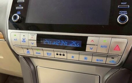 Toyota Land Cruiser Prado 150 рестайлинг 2, 2022 год, 4 035 000 рублей, 11 фотография