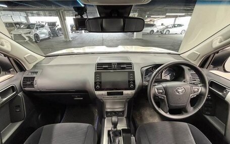 Toyota Land Cruiser Prado 150 рестайлинг 2, 2022 год, 4 060 000 рублей, 5 фотография