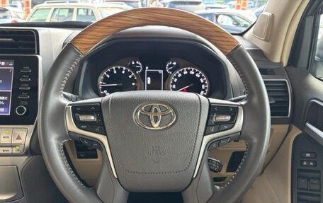 Toyota Land Cruiser Prado 150 рестайлинг 2, 2021 год, 4 000 000 рублей, 7 фотография