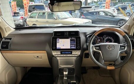 Toyota Land Cruiser Prado 150 рестайлинг 2, 2021 год, 4 000 000 рублей, 6 фотография