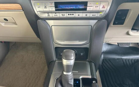 Toyota Land Cruiser Prado 150 рестайлинг 2, 2021 год, 4 000 000 рублей, 9 фотография