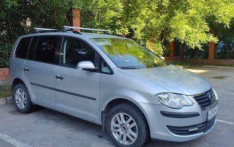 Volkswagen Touran III, 2008 год, 650 000 рублей, 2 фотография