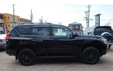 Toyota Land Cruiser Prado 150 рестайлинг 2, 2022 год, 3 600 000 рублей, 7 фотография