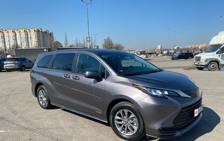 Toyota Sienna, 2021 год, 4 100 000 рублей, 31 фотография