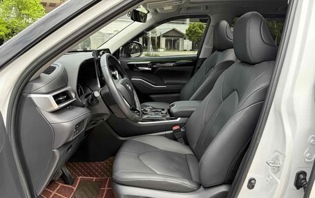 Toyota Highlander, 2022 год, 3 950 000 рублей, 10 фотография