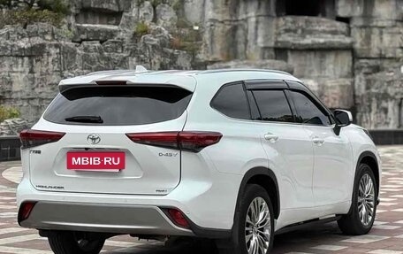 Toyota Highlander, 2022 год, 3 950 000 рублей, 3 фотография