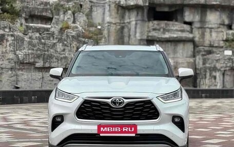 Toyota Highlander, 2022 год, 3 950 000 рублей, 2 фотография