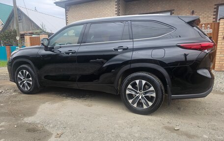 Toyota Highlander, 2021 год, 4 000 000 рублей, 3 фотография