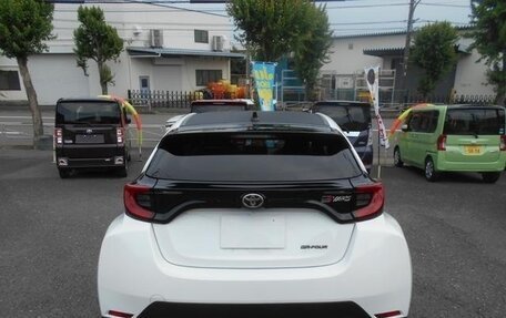 Toyota Yaris, 2022 год, 2 289 000 рублей, 5 фотография