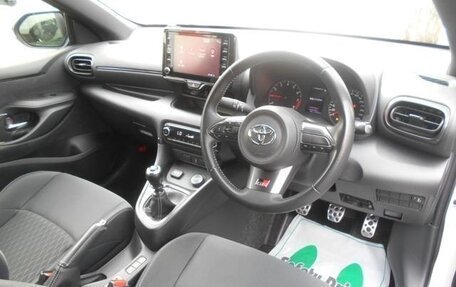 Toyota Yaris, 2022 год, 2 289 000 рублей, 8 фотография